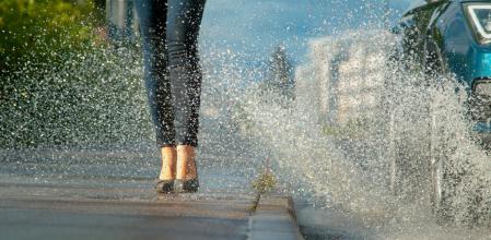 Es importante evitar los charcos para no salpicar con el coche a los peatones