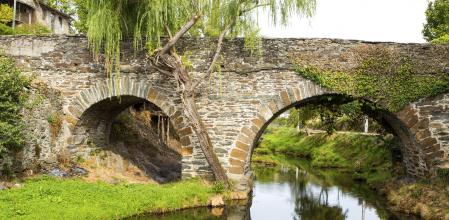 Puente romano que une Rihonor de Castilla (España) y Río de Onor (Portugal)