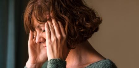 Una mujer con dolor de cabeza