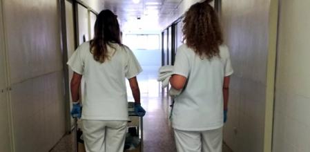 Dos sanitarias en la unidad Covid-19 de la prisión de Brians 2.