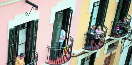 GRAFCAT5177. EL MASNOU (BARCELONA), 25/04/2020.- Varios vecinos comprueban sus números durante una de las sesiones de 