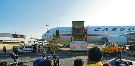 Airline employees unload a container with a batch of the AstraZeneca's COVID-19 vaccine, at the Benito Juarez International Airport, in Mexico City, Mexico March 16, 2021. Mexico Presidency/Handout via REUTERS ATTENTION EDITORS - THIS IMAGE HAS BEEN SUPPLIED BY A THIRD PARTY. NO RESALES. NO ARCHIVES