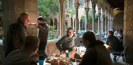 BARCELONA-COMEDOR SOCIAL EN EL PATIO DE LA CAPILLA DE SANTA ANNA- FOTO ANA JIMENEZ
