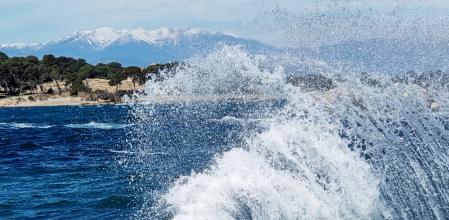 Tramontana en L'Escala, con el Canigó al fondo.