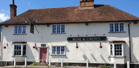 El pueblo entero ha pedido al dueño que les venda el bar, que lleva cerrado desde julio.