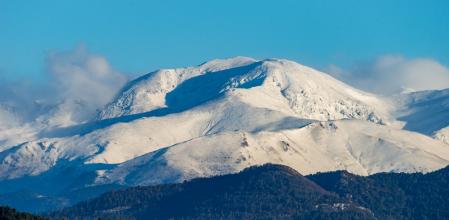Puigmal nevado en el inicio de la primavera visto desde Llaers.