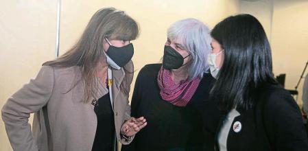 Las diputadas de la CUP, Dolors Sabater (c), de JxCAT, Laura Borràs (i), y de ERC, Marta Vilalta (d), conversan antes de la conferencia del vicepresidente del Govern y candidato de ERC a presidir la Generalitat, Pere Aragonès