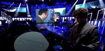 Representante suizo de Eurovisión 2021, Gjon's Tears, interpreta 'Tout l'univers' en el especial sobre Rocío Carrasco
