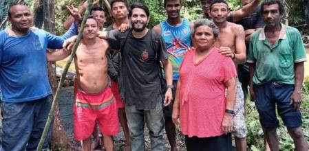 ACOMPAÑA CRÓNICA: BRASIL SUPERVIVENCIA - AME3966. PARÁ (BRASIL), 19/03/2021.- Fotografía de archivo personal cedida por el piloto Antonio Sena (c), quien posa junto a un grupo de recolectores de castañas en la selva amazónica, en el estado Pará (Brasil). Era un lunes de enero cuando el piloto Antonio Sena sufrió un accidente de avión en las entrañas de la Amazonía brasileña. Allí, en la inmensidad de la selva, quedó atrapado durante 36 días, en los que sobrevivió con un machete y la ayuda de los monos, a quienes observó en su búsqueda de comida. Sena, de 36 años, había sido contratado para realizar un servicio de taxi aéreo en una mina ilegal de oro situada en el corazón de la Amazonía, entre los estados de Pará y Amapá. A mitad vuelo, el motor de su pequeña aeronave paró. Consiguió controlar la dirección del aparato por algunos minutos y acabó estrellándose en un recóndito riachuelo. Salió del avión ileso y se apresuró a rescatar los víveres que cargaba consigo: tres botellas de agua, doce panes, cuatro latas de refrescos, una cuerda y un saco de tela. Poco después, la aeronave explotó. EFE/ Archivo Personal Antonio Sena SÓLO USO EDITORIAL/SÓLO DISPONIBLE PARA ILUSTRAR LA NOTICIA QUE ACOMPAÑA (CRÉDITO OBLIGATORIO) MEJOR CALIDAD DISPONIBLE