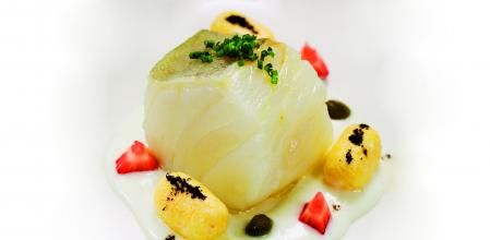 Bacalao y ñoquis de polenta con leche de oveja, alcaparras y café