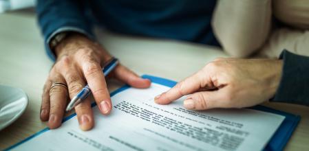 Un bróker hipotecario asesorando a un cliente