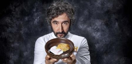 Diego Guerrero, con uno de sus platos para 'La Última Cena'