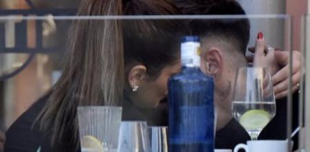 Isaac y Bela dándose un beso en una terraza