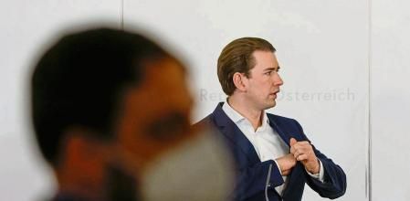 Austria's Chancellor Sebastian Kurz attends a news conference, as the spread of the coronavirus disease (COVID-19) continues, in Vienna, Austria March 22, 2021. REUTERS/Leonhard Foeger
