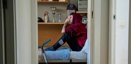 FOTO: MANÉ ESPINOSA. EFECTOS DEL CORONAVIRUS TRAS EL DECRETO DE ESTADO DE ALARMA. ADOLESCENTE CON SINTOMAS DE FRUSTRACIÓN POR TODO EL PROCESO DE AISLAMIENTO DECRETADO POR LA PANDEMIA
