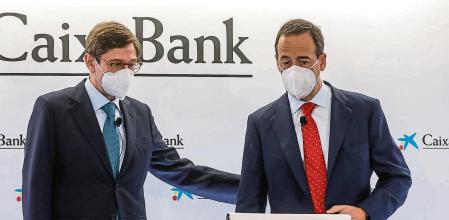 El presidente de CaixaBank, José Ignacio Goirigolzarri (i), y el consejero delegado de la entidad, Gonzalo Gortázar, durante una rueda de prensa en la Sede social de CaixaBank, en la Sede social de CaixaBank, Valencia, Comunidad Valenciana, (España), a 26 de marzo de 2021. El proceso de fusión de CaixaBank y Bankia culmina hoy con la inscripción de la escritura de integración en el registro mercantil de Valencia. De esta manera nace legalmente el primer grupo financiero en España, con más de 20 millones de clientes, más de 50.000 empleados y 6.700 sucursales. 26 MARZO 2021;CAIXABANK;BANKIA;FUSION;VALENCIA Rober Solsona / Europa Press 26/03/2021