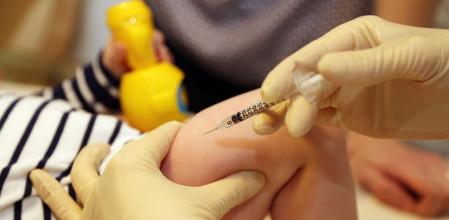 Imagen de recurso de un bebé siendo vacunado