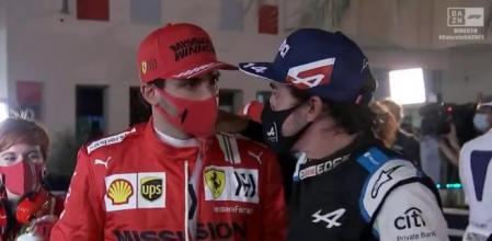 Carlos Sainz y Fernando Alonso conversando tras la clasificación de Bahréin