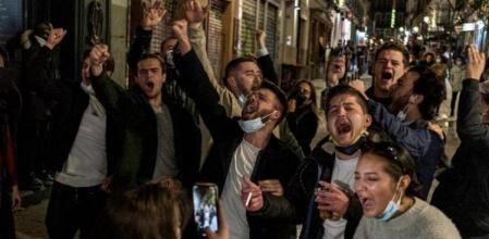 La imagen de turistas de borrachera en Madrid vuelve a agitar el debate político