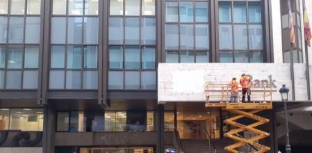 Obreros cambian el nombre de la sede de Bankia en València (antigua sede de Bancaixa) por el de Caixabank