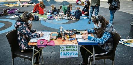 Milano (Italy), 29/03/2021.- Students take part in outdoor lessons to protest against distance learning amid the COVID-19 pandemic in Milan, Italy, 29 March 2021. Italian Prime Minister Draghi said that schools are set to open after the Easter holidays. (Protestas, Abierto, Italia) EFE/EPA/Matteo Corner
