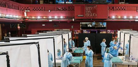 Varios sanitarios preparan los test de antígenos rápido (TAR) en la sala Apolo, en Barcelona (España), a 27 de marzo de 2021. El público que asista al concierto del grupo Love of Lesbian, se debe someter durante el día de hoy a test de antígenos y una criba en tres espacios habilitados en las salas Apolo, Luz de Gas y Razzamatazz. De esta forma, los negativos podrán asistir al concierto con mascarilla FFP2. El concierto tendrá lugar en el Palau Sant Jordi de Barcelona con hasta 5.000 asistentes y sin distancia de seguridad. 27 MARZO 2021;CONCIERTO;LOVFE OF LESBIAN;TEST DE ANTIGENOS;COVID;CORONAVIRUS;PRUEBA;TEST Pau Venteo / Europa Press 27/03/2021