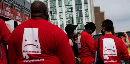 Trabajadores de Amazon protestando en Alabama