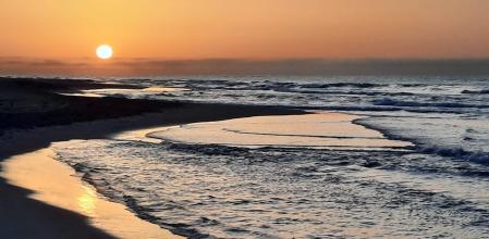 Amanecer con polvo sahariano en la playa de Gavà.
