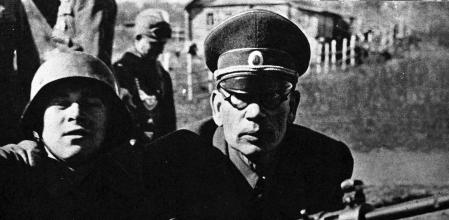 El general soviético Andréi Vlásov durante unas maniobras alrededor de 1943.