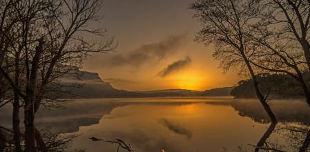 El polvo sahariano tiñe el paisaje del pantano de Sau.