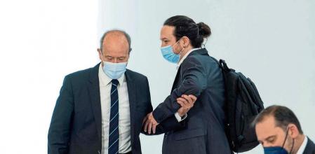 MADRID, 30/03/2021.- El vicepresidente del gobierno Pablo Iglesias, el ministro de Justicia Juan Carlos Campo (i), y el ministro de Transportes José Luis Ábalos (d), durante la reunión del Consejo de Ministros celebrado este martes en Moncloa. EFE/Pool Moncloa/Borja Puig de la Bellacasa/SOLO USO EDITORIAL/SOLO DISPONIBLE PARA ILUSTRAR LA NOTICIA QUE ACOMPAÑA (CRÉDITO OBLIGATORIO)