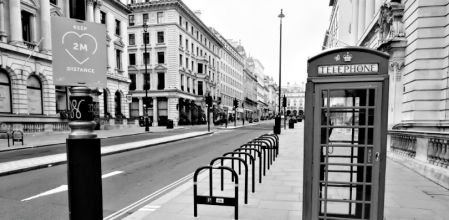 Calle desierta de Londres, un año después de declararse la pandemia de la Covid.
