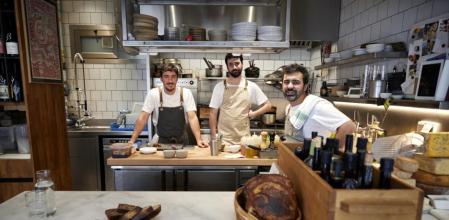 Carles Pérez de Rozas Canut, Joaquín Indart y Luís Sánchez  en la minúsula cocina vista del Berbena