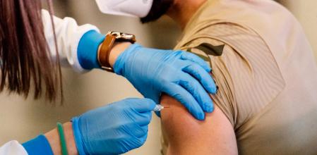 Un hombre recibe la primera dosis de la vacuna de AstraZeneca contra la covid-19 en el estadio Wanda Metropolitano, en Madrid