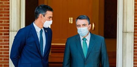 El presidente del Gobierno, Pedro Sánchez, recibe en la Moncloa a la líder de Pnv Aitor Esteban, durante su ronda de contactos con los partidos políticos este miércoles para mantener una reunión e iniciar una ronda de encuentros con las formaciones políticas que medirá su disposición para pactar los presupuestos y otras cuestiones, como la renovación de los órganos constitucionales.