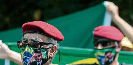 AME6987. RÍO DE JANEIRO (BRASIL), 31/03/2021.- Seguidores del presidente de Brasil, Jair Bolsonaro, participan en una concentración en apoyo a su Gobierno hoy, en la playa de Copacabana, Río de Janeiro (Brasil). EFE/ Antonio Lacerda