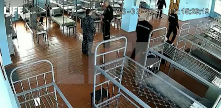 La televisión rusa difunde imágenes de Navalni en prisión y asegura que está perfectamente