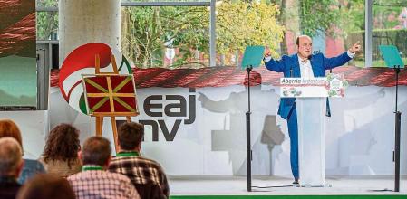 BILBAO, 04/04/2021.- El presidente del PNV Andoni Ortuzar durante su intervención en la celebración del Aberri Eguna (Día de la Patria Vasca), este domingo. El PNV celebra el Aberri Eguna con un acto en el marco de la Asamblea Nacional Ordinaria del partido. EFE/Javier Zorrilla