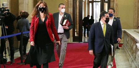 foto XAVIER CERVERA 30/03/2021 Casi cuatro días después, el mismo resultado: 42 votos a favor (ERC y CUP), 61 en contra (PSC, Vox, En Comú Podem, Ciudadanos y PP) y 32 abstenciones (JxCat). Pere Aragonès ha visto frustrada por segunda vez cualquier posibilidad de ser investido. Lo sabía de antemano, ya que Junts per Catalunya había avisado el día anterior que pese a los avances en la negociación, estos no suficientes, y que volverían a abstenerse. De hecho, el viernes, durante el primer debate, Albert Batet, presidente del grupo parlamentario de los posconvergentes, dejó claro que no habría opciones para hoy, caiga quien caiga, por mucho que progresaran las negociaciones: “Todos los desencuentros que hemos tenido durante tres años no podemos resolverlos en tres días”.