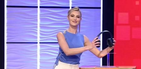 Arianna Aragón, hijastra de Carlos Sobera, en su debut como azafata de 'El precio justo'