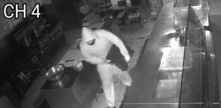 El ladrón asaltó el negocio a las 4 de la mañana.