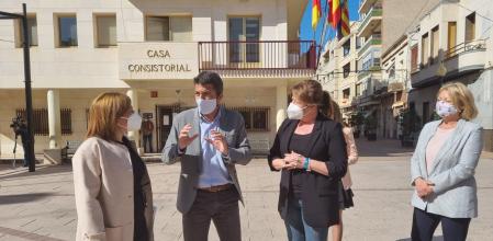 La presidenta del PPCV, Isabel Bonig, junto con el presidente provincial alicantino Carlos Mazón, durante su visita a Albatera.