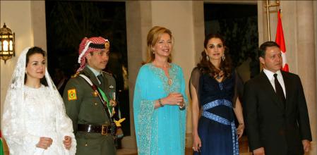 ENLACE MATRIMONIAL ENTRE EL PRINCIPE HEREDERO HAMZAH BIN AL-HUSSEIN CON LA PRINCESA NOOR . EN LA FOTO LOS RECIEN CASADOS CON LOS REYES DE JORDANIA ABDALA Y RANIA Y CON LA NOOR DE JORDANIA .
Abd Rabbo-Mousse-Guerin / ABACA / © KORPA
27/05/04
AMMAN

 *** Local Caption *** Jordan's Crown Prince Hamzah Bin Al-Hussein and Princess Noor Hamzah arrive to the wedding celebration at Zahran Palace in Amman. Photo by Abd Rabbo-Mousse-Guerin/ABACA.