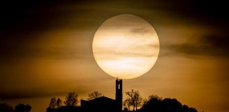Vistas del sol posado sobre el campanario de Sant Sebastià.