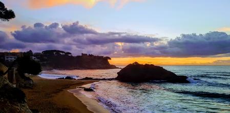 Vistas del amanecer en la playa de La Fosca.