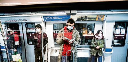 foto XAVIER CERVERA 26/01/2021 a las 8am de la manana vagon de metro (tmb transportes metropolitanos de barcelona) L1 linia roja con menos pasajeros que de costumbre debido a la pandemia coronavirus, y sus restricciones varias : confinamiento perimetral municipal, teletrabajo ,etc