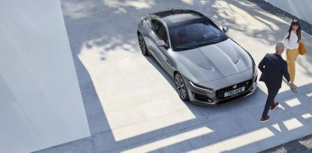 Los vehículos de dos puertas, como el Jaguar F-Type, son una buena opción para disfrutar de la conducción junto a nuestra pareja 