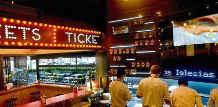 foto XAVIER CERVERA 4/7/2012 xefs al restaurant tickets d albert i ferran adria a l avinguda paral.lel de barcelona, vorejats de neons i gatets de benvinguda xinesos