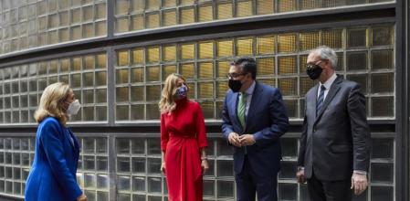 Las vicepresidentas Nadia Calviño y Yolanda Díaz mostraron ayer su apoyo a la candidatura de Antón Costas a presidir el Consejo Económico y Social. En la foto, Calviño saluda a Díaz, Pedro Fernández Alén (presidente en funciones) y Costas