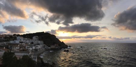 Panorámica del amanecer en cala Margarida, Palamós.